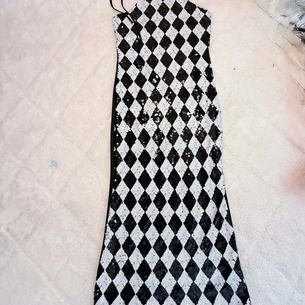 Elegant Black and White Diamond Pattern Dress